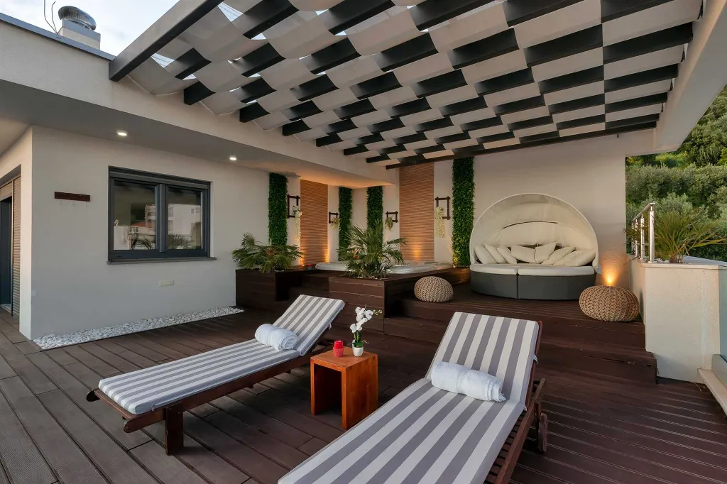 Spacious Seven-Bedroom Villa with Pools in Makarska