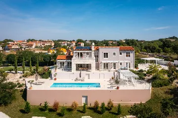 Modern 5-Bedroom Villa with Pool in Režanci