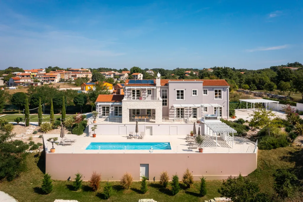 Modern 5-Bedroom Villa with Pool in Režanci