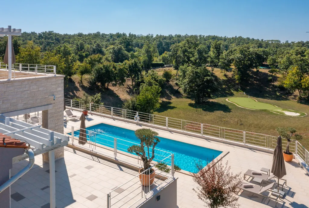 Modern 5-Bedroom Villa with Pool in Režanci
