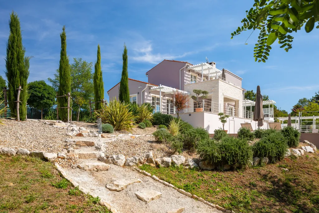 Modern 5-Bedroom Villa with Pool in Režanci