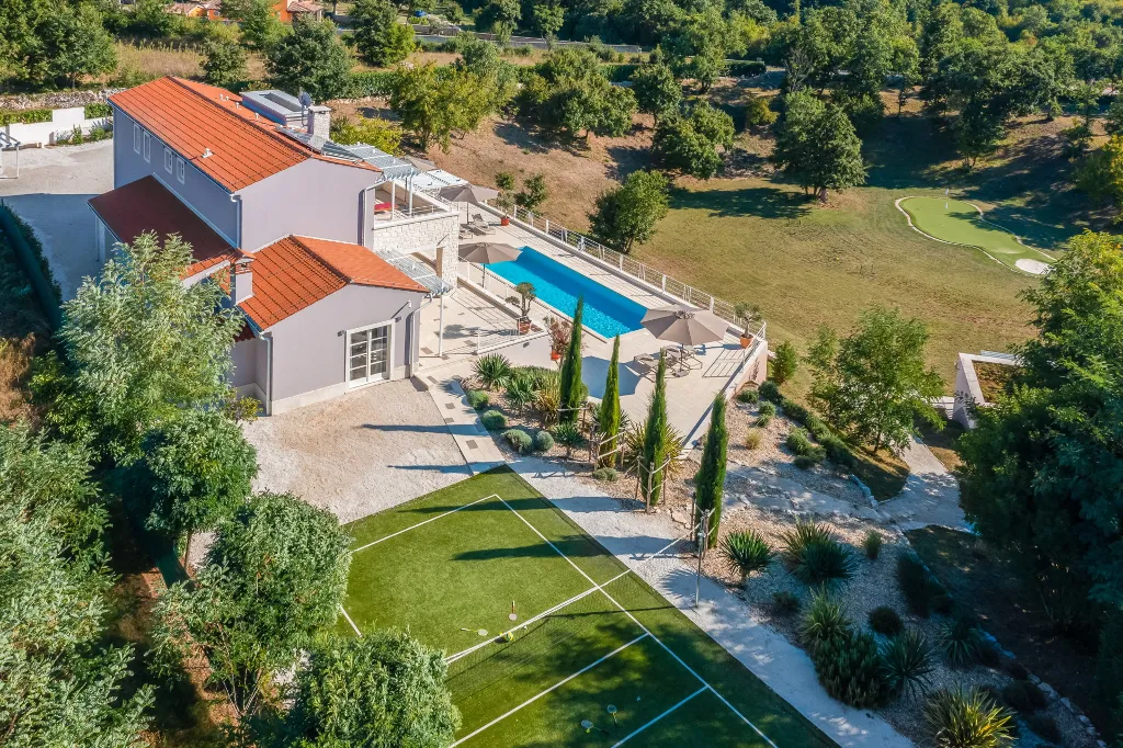 Modern 5-Bedroom Villa with Pool in Režanci