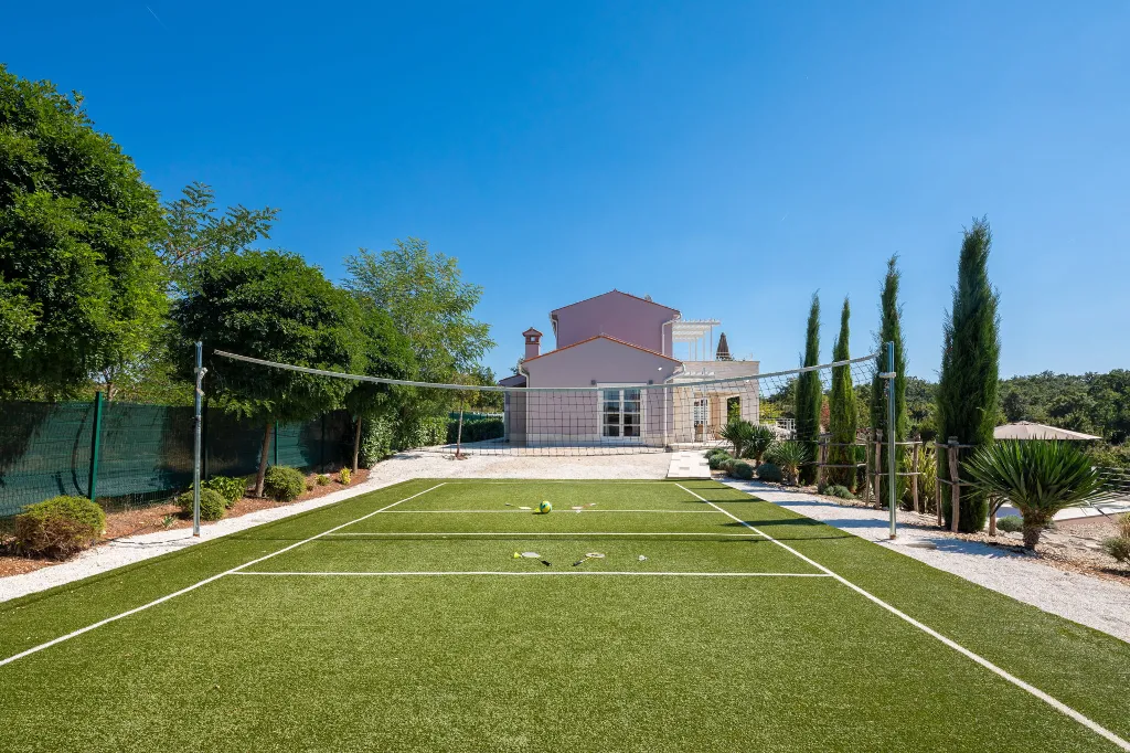 Modern 5-Bedroom Villa with Pool in Režanci
