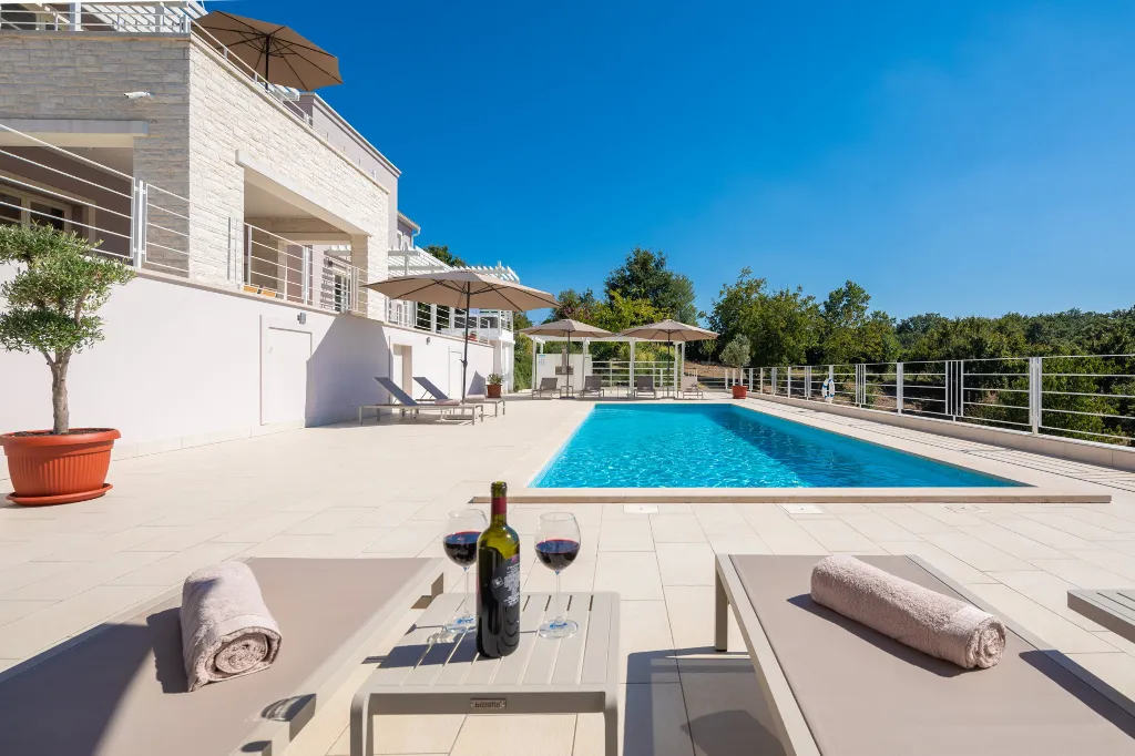 Modern 5-Bedroom Villa with Pool in Režanci
