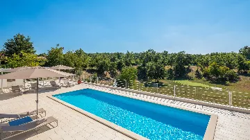 Modern 5-Bedroom Villa with Pool in Režanci
