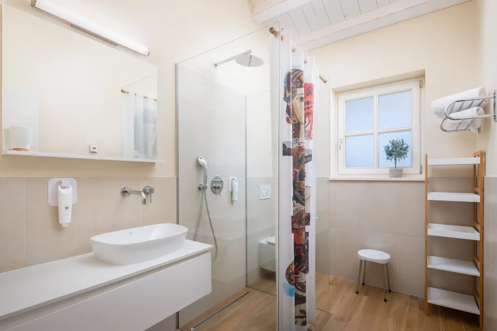 Modern 5-Bedroom Villa with Pool in Režanci