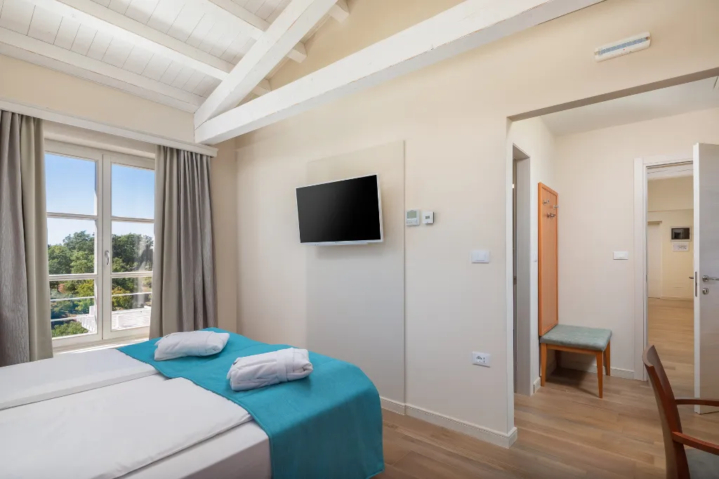 Modern 5-Bedroom Villa with Pool in Režanci