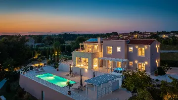 Modern 5-Bedroom Villa with Pool in Režanci