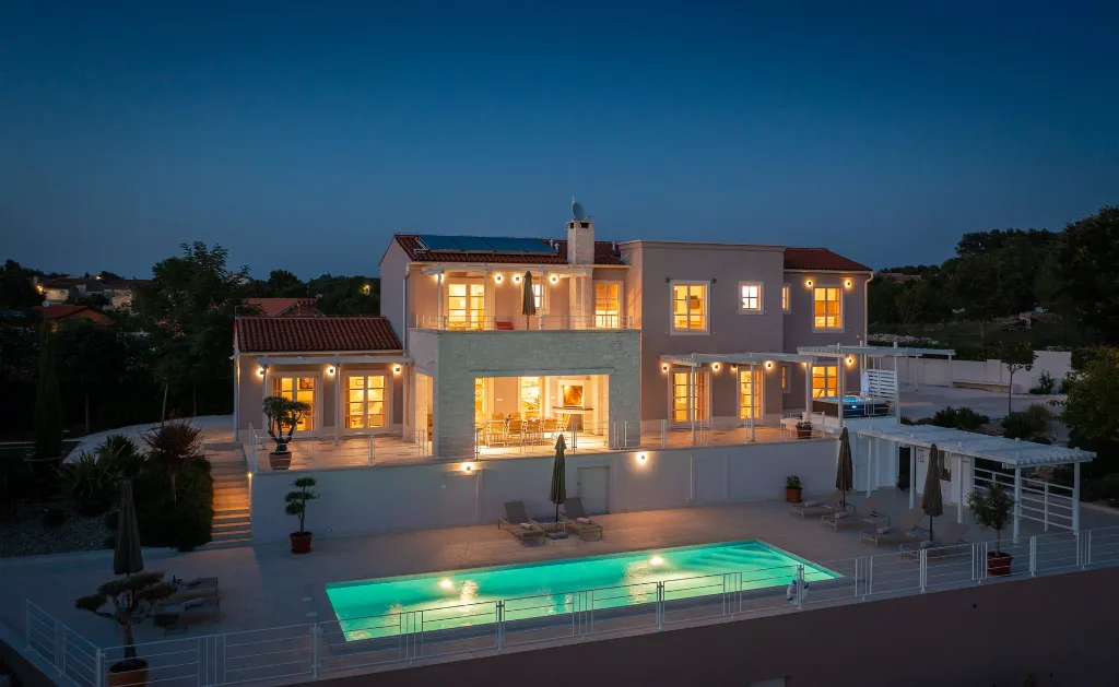 Modern 5-Bedroom Villa with Pool in Režanci
