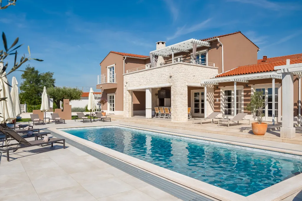 Modern Five-Bedroom Villa Retreat in Režanci