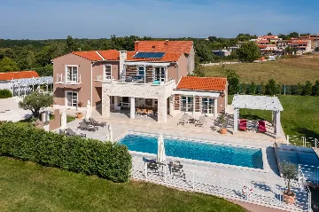 Modern Five-Bedroom Villa Retreat in Režanci