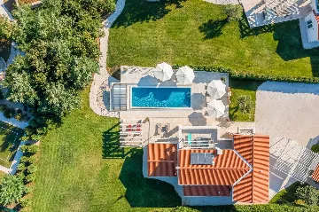 Modern Five-Bedroom Villa Retreat in Režanci