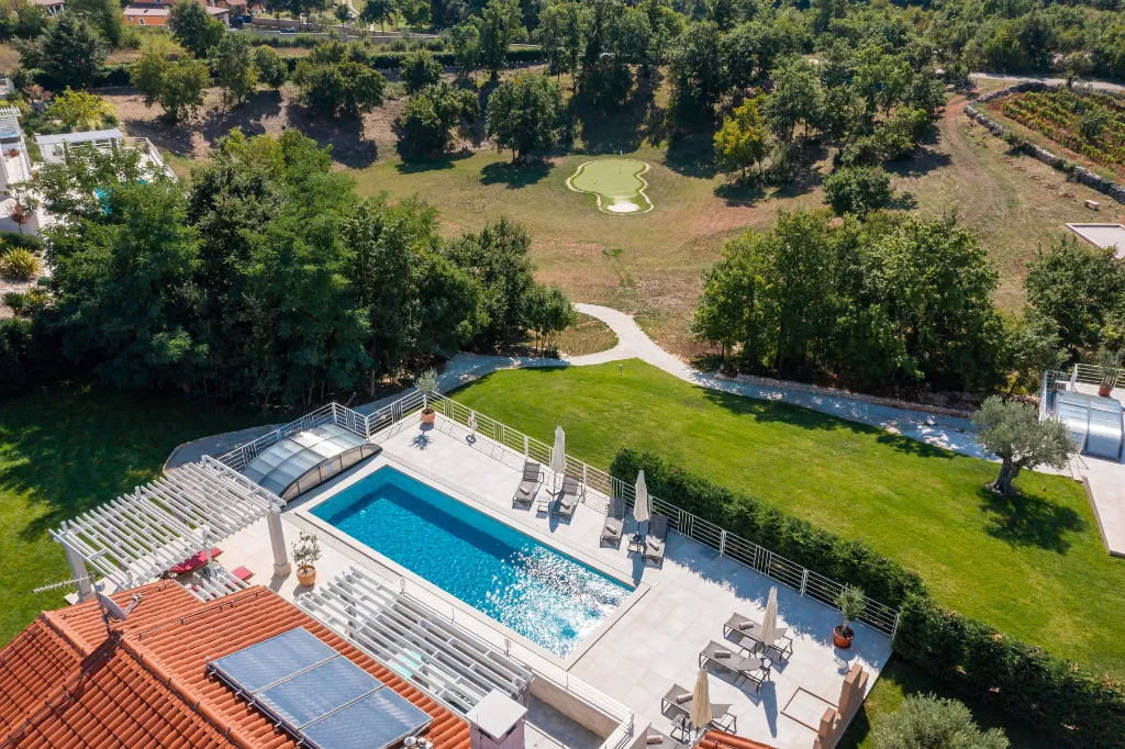 Modern Five-Bedroom Villa Retreat in Režanci