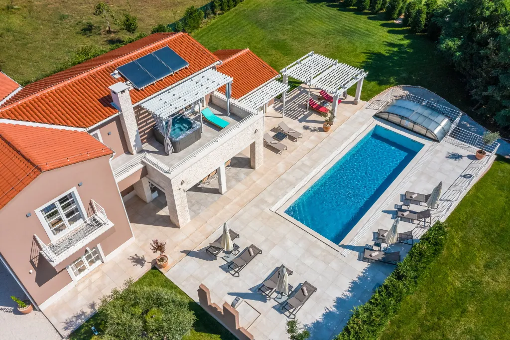 Modern Five-Bedroom Villa Retreat in Režanci