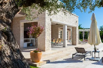 Modern Five-Bedroom Villa Retreat in Režanci