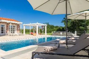 Modern Five-Bedroom Villa Retreat in Režanci