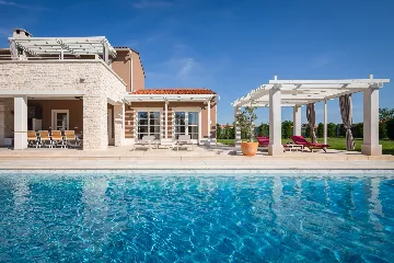 Modern Five-Bedroom Villa Retreat in Režanci