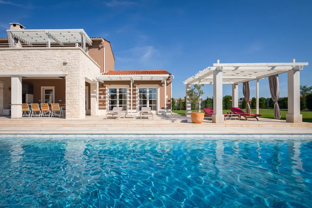 Modern Five-Bedroom Villa Retreat in Režanci