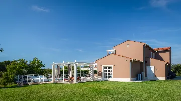 Modern Five-Bedroom Villa Retreat in Režanci