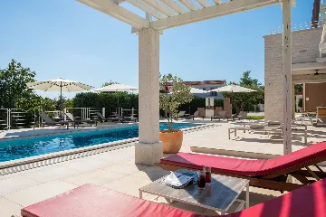 Modern Five-Bedroom Villa Retreat in Režanci