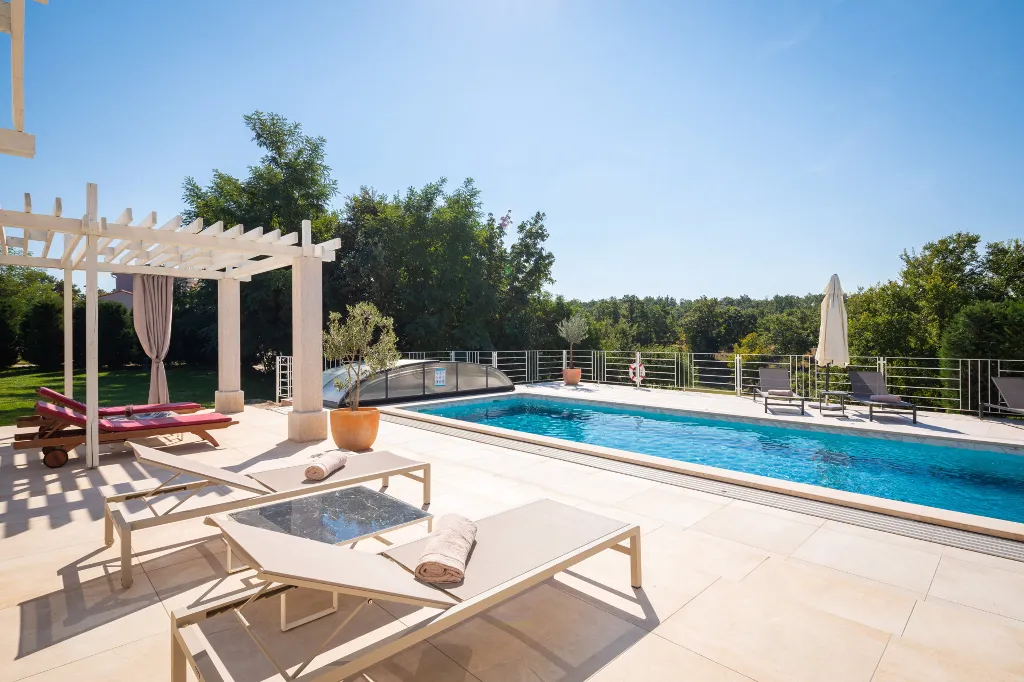 Modern Five-Bedroom Villa Retreat in Režanci