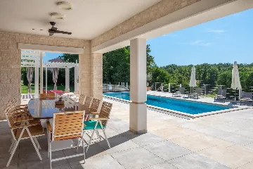 Modern Five-Bedroom Villa Retreat in Režanci