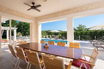 Modern Five-Bedroom Villa Retreat in Režanci