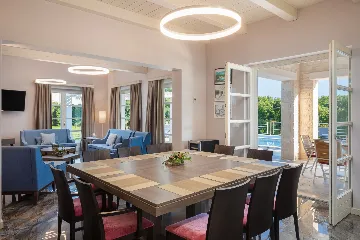 Modern Five-Bedroom Villa Retreat in Režanci