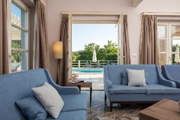 Modern Five-Bedroom Villa Retreat in Režanci
