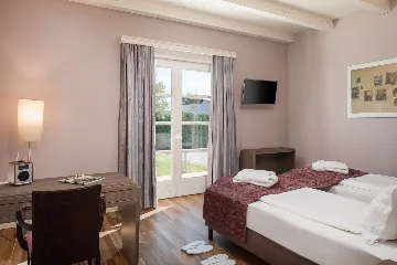 Modern Five-Bedroom Villa Retreat in Režanci