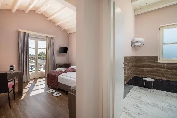 Modern Five-Bedroom Villa Retreat in Režanci