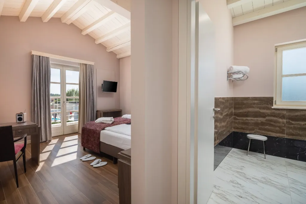 Modern Five-Bedroom Villa Retreat in Režanci