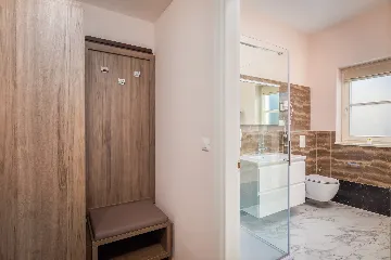 Modern Five-Bedroom Villa Retreat in Režanci