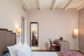 Modern Five-Bedroom Villa Retreat in Režanci