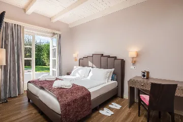 Modern Five-Bedroom Villa Retreat in Režanci