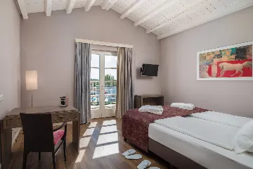 Modern Five-Bedroom Villa Retreat in Režanci