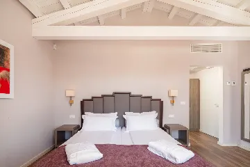 Modern Five-Bedroom Villa Retreat in Režanci