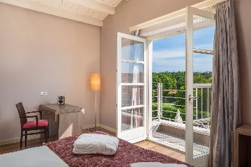 Modern Five-Bedroom Villa Retreat in Režanci