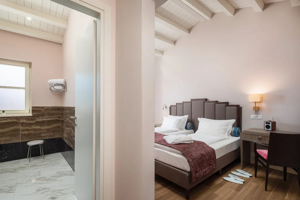 Modern Five-Bedroom Villa Retreat in Režanci