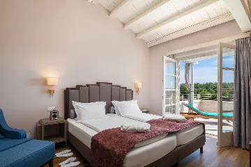 Modern Five-Bedroom Villa Retreat in Režanci