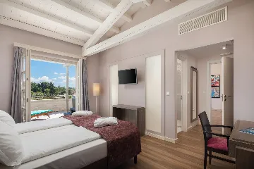 Modern Five-Bedroom Villa Retreat in Režanci