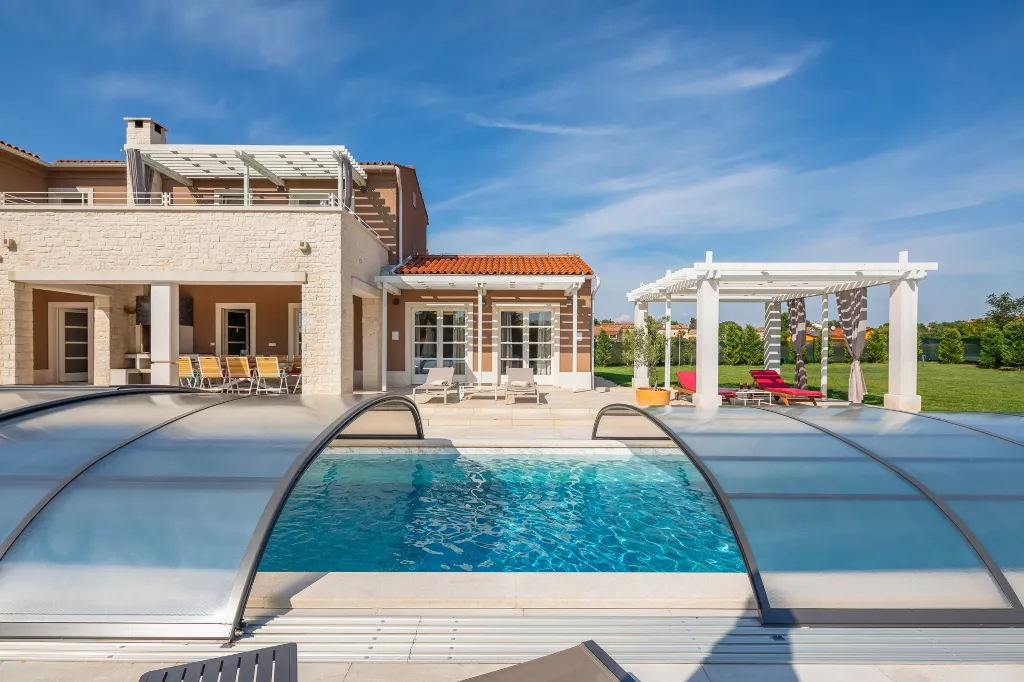 Modern Five-Bedroom Villa Retreat in Režanci