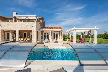 Modern Five-Bedroom Villa Retreat in Režanci