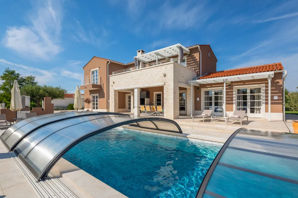 Modern Five-Bedroom Villa Retreat in Režanci