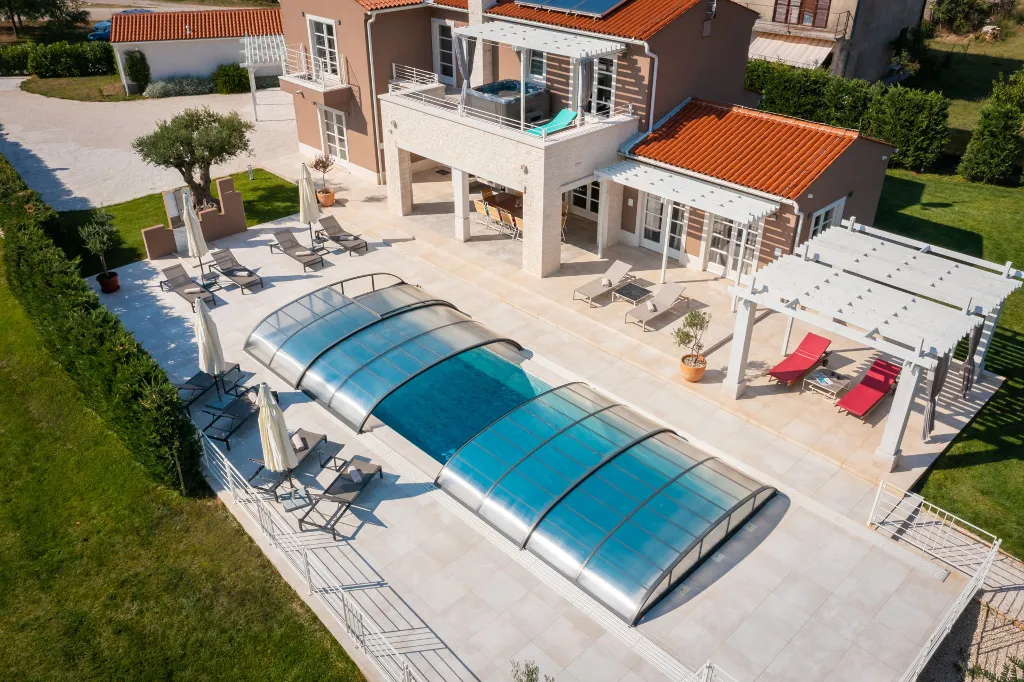 Modern Five-Bedroom Villa Retreat in Režanci