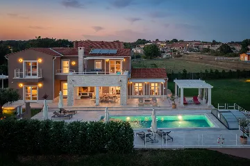 Modern Five-Bedroom Villa Retreat in Režanci