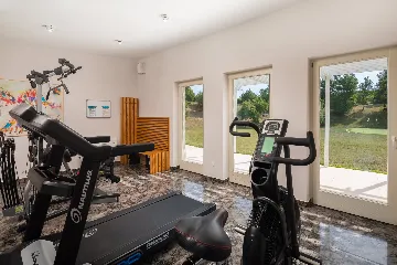 Modern Five-Bedroom Villa Retreat in Režanci