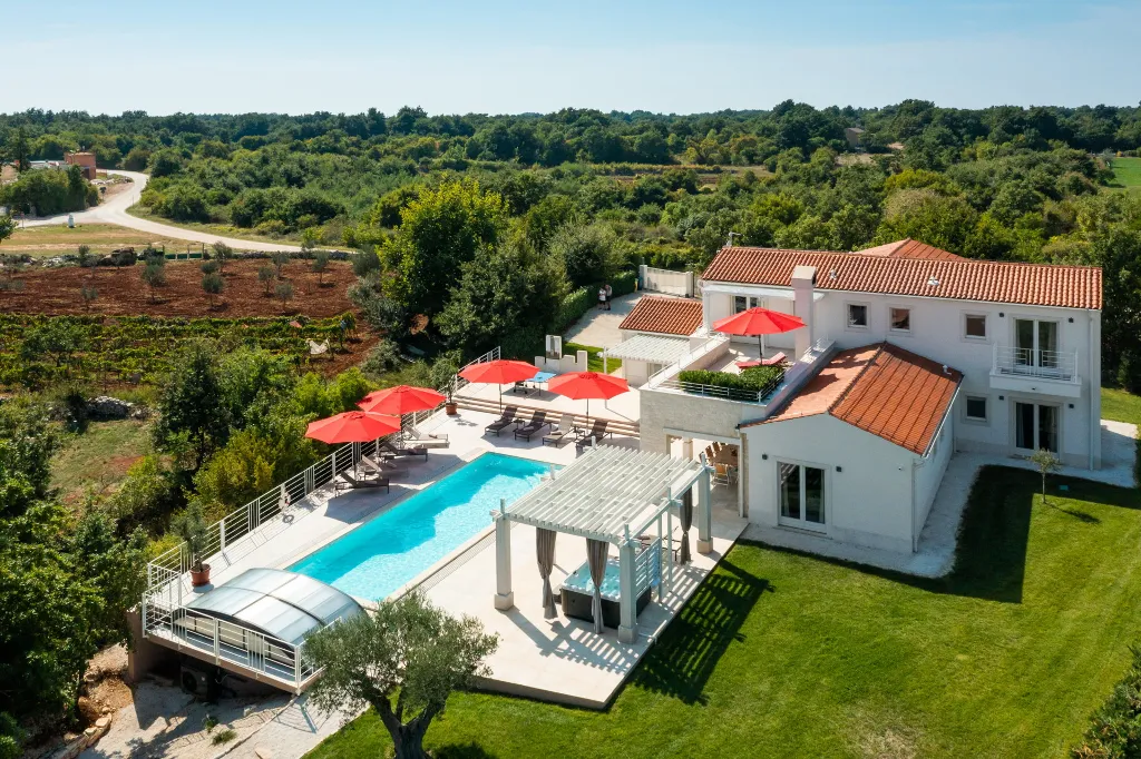 Modern Villa with Heated Pool in Režanci