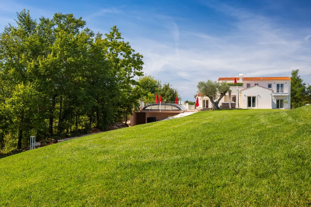 Modern Villa with Heated Pool in Režanci