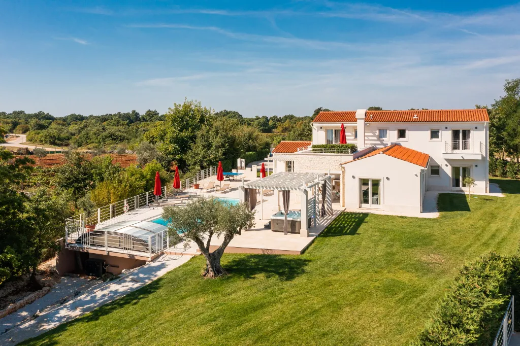 Modern Villa with Heated Pool in Režanci